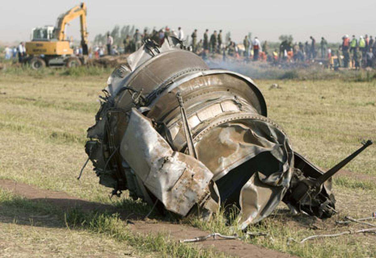 Eine Tupolew-Maschine der iranischen Fluglinie Caspian Airlines stürzte am 15. Juli kurz nach dem Start in Teheran auf ein Feld. Alle 153 Passagiere und die 15 Crewmitglieder kamen dabei ums Leben.