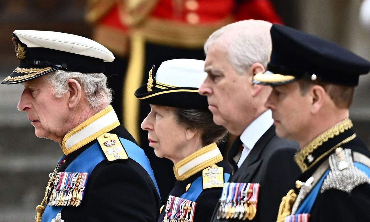 Dahinter schritten König Charles III. und die weiteren Kinder der Queen, Prinzessin Anne, Prinz Andrew und Prinz Edward.