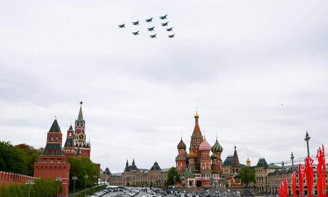 Kampfjets über Moskau: Dieses Bild zeigt eine Flugshow am 9. Mai 2020 - zum 75. Jubiläums des Endes des Zweiten Weltkrieges. Bei der nun angeblich abgeschossenen Maschine handle es sich um die fünfte verlorene Maschine des Typs Su-35S, heißt es aus London.