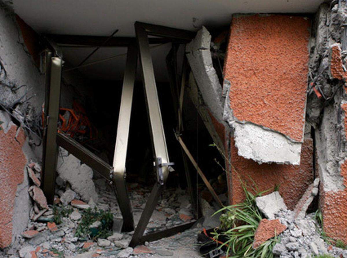 Der Eingang des vorhin gezeigten Hauses. Die Stahltür hatte keine Chance gegen die gewaltigen Kräfte des Erdbebens.