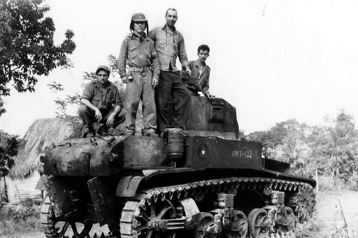 Nach anfänglichen Verlusten schließen sich immer mehr Menschen, vor allem aus den unterdrückten Landbevölkerung, der Revolutionsarmee an. In der Silvesternacht 1958/1959 flieht Batista, am Neujahrsmorgen verkündet Castro den Sieg der Revolution.    