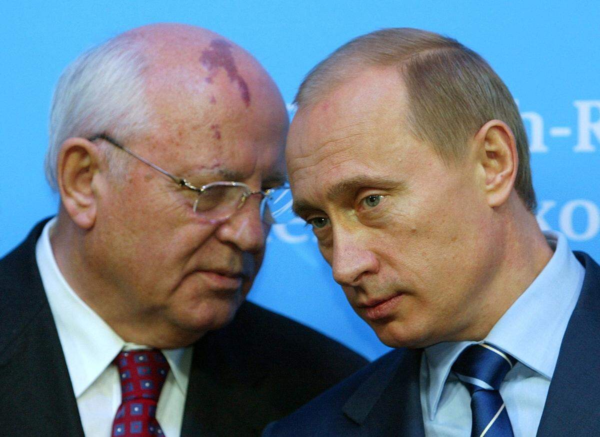 Der russische Präsident, Wladimir Putin, und Gorbatschow im Dezember 2004 in Schleswig, Deutschland. "Michail Gorbatschow war ein Politiker und Staatsmann, der gewaltigen Einfluss auf den Lauf der Weltgeschichte ausgeübt hat", würdigte Russlands Präsident Wladimir Putin heute in einem kurz gehaltenen Beileidstelegramm an seine Angehörigen. Er habe das Land zu einer Zeit "dramatischer Veränderungen" geführt und den großen Reformbedarf erkannt. Er habe versucht, seine Lösungen für das Problem anzubieten.