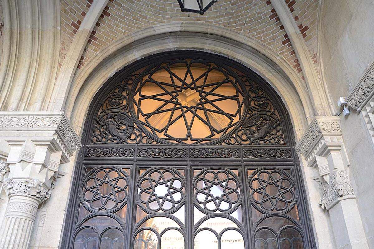 Auch der Eingang des Heeresgeschichtlichen Museums mit seinen filigranen Steinmetzarbeiten und geometrischen Fensterrosen ist an den muslimischen Formenschatz angelehnt.