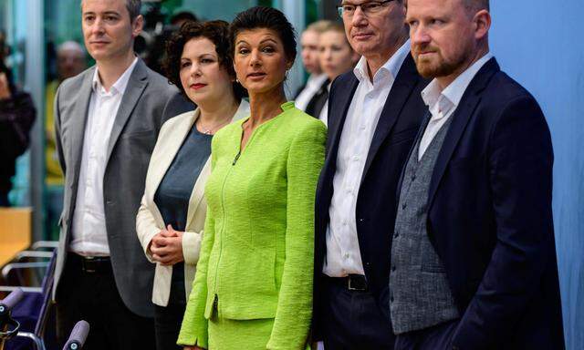 Sahra Wagenknecht mit Unterstützern. Die deutsche Politikerin will eine eigene Partei gründen.