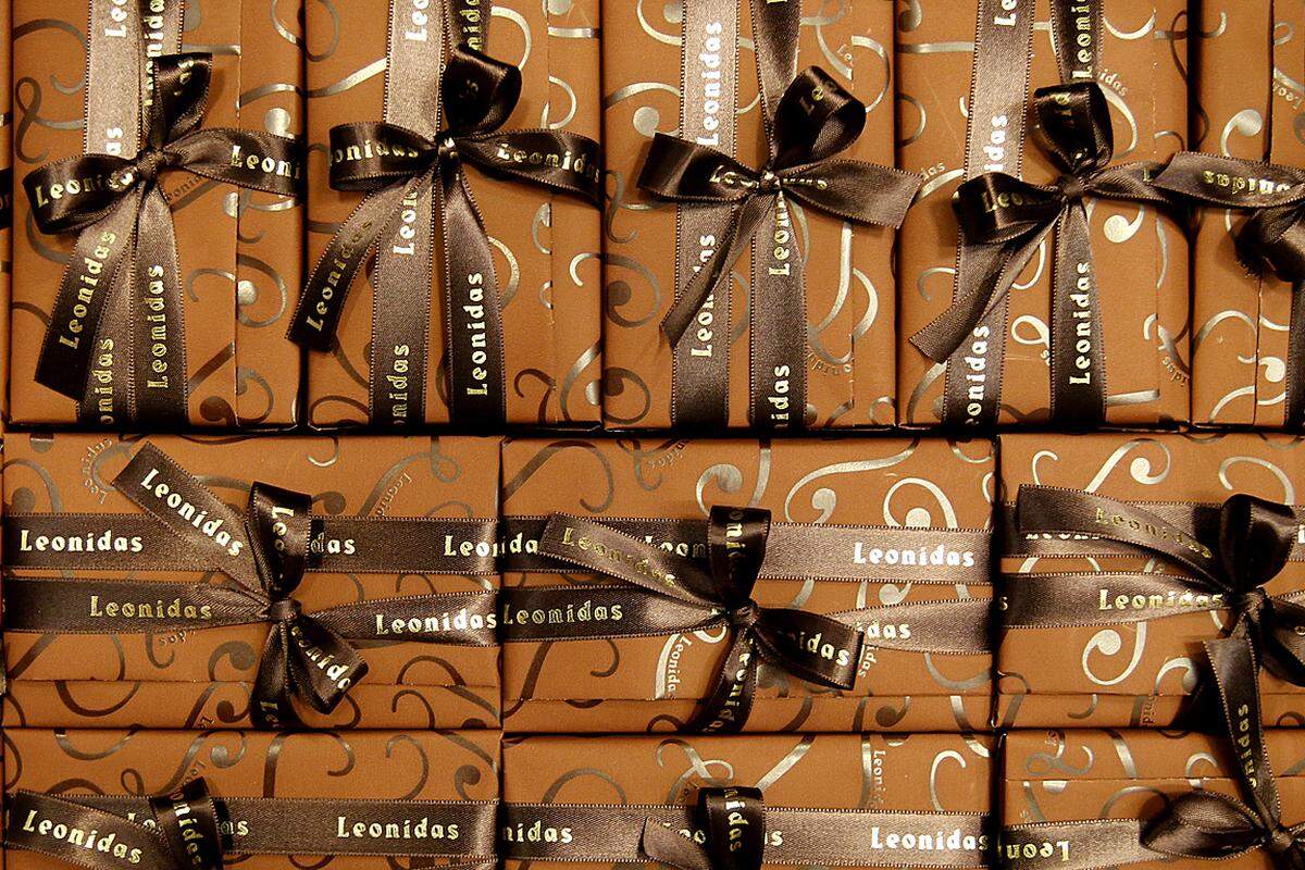 Nicht nur in der Schweiz, sondern auch in Belgien wird köstliche Schokolade produziert. Neben weltweit bekannten Marken wie Guylian, die ihre Pralinen in Fom von Meeresfrüchten gießt, und Leonidas, gibt es auch über 2000 kleine Chocolatiers, die ihre Pralinen meist in Handarbeit anfertigen. Eine weitere Komponente des belgischen Schokoladengeheimnis ist die strenge gesetzliche Regulierung der Inhaltsstoffe. So bleiben trotz einer europäische Richtlinie, die eine Verwendung von nur 5% pflanzlicher Fette zulässt - die meisten handwerklichen Schokoladefabrikanten dem Vorsatz „100% Kakaobutter“ treu.