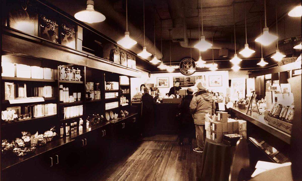 Mit knapp 33.000 Filialen ist Starbucks aktuell die mit Abstand größte Cafe-Kette der Welt. Begonnen hat alles hier, in diesem Laden. Die drei Studienfreunde Gerald Baldwin, Gordon Bowker und Zev Siegl, die ihre Vorliebe für guten Kaffee verband, eröffneten am 30. März 1971 die erste Filiale am Pike Place-Market in Seattle.