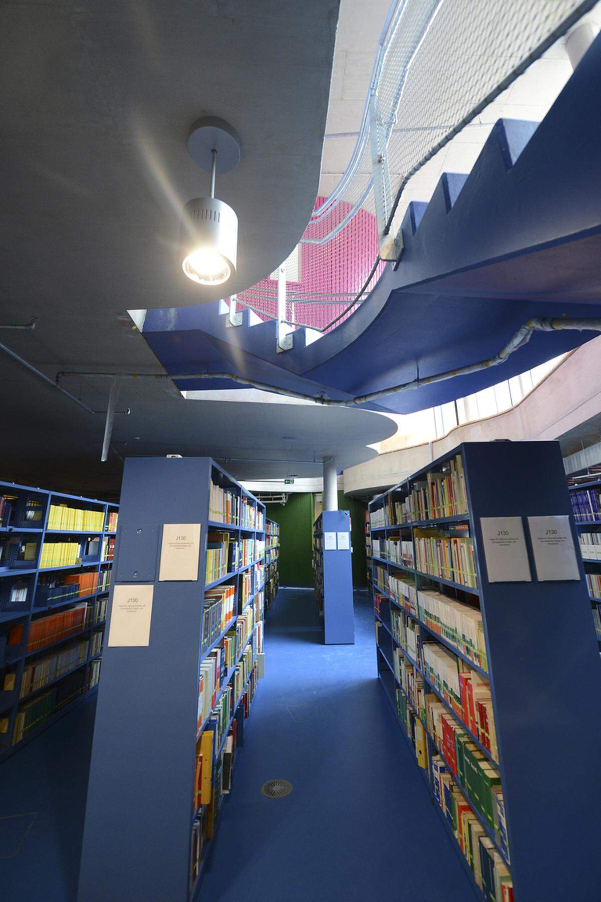 Einzelne Bibliotheken gibt es am neuen Standort künftig nur noch für Sozioökonomie, Sprachen und Recht. Im Bild die Bibliothek in einem der Departmentgebäude.