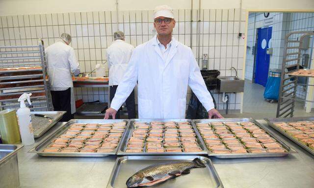 Peter Spak von der Pastetenmanufaktur Hink produziert seit kurzem auch heimischen Dosenfisch.