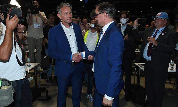 Höcke (links) gratuliert Chrupalla zur Wahl zum Parteivorsitzenden.