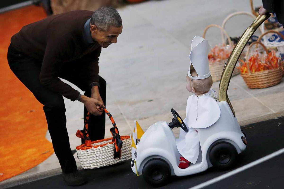 Ein als Papst ausstaffiertes Kleinkind, das in einem "Papst-Mobil" über den Rasen vor dem Weißen Haus geschoben wurde, bekam besonders viel Aufmerksamkeit.