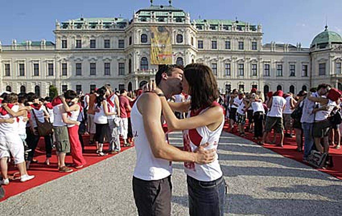 Kiss@Belvedere - mit dieser Aktion hat das Belvedere, Heimat des berühmten Gemäldes "Der Kuss" von Gustav Klimt, zu einem Statement der Solidarität für HIV-Infizierte aufgerufen. Laut Veranstalter haben knapp 3000 Leute - vornehmlich Paare - der Einladung Folge geleistet.