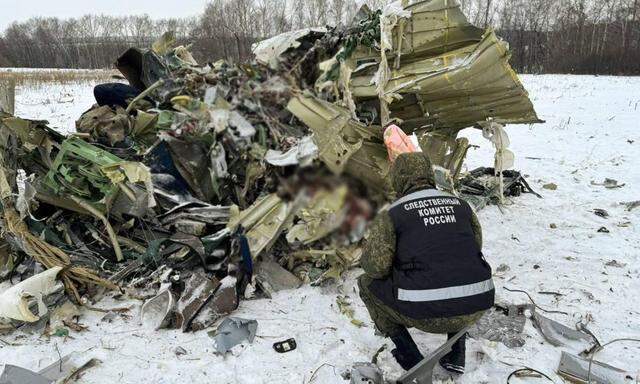 Trümmer am Aufprallort des großen Iljuschin-Il-76-Transporters nahe Jablonowo, Region Belgorod.