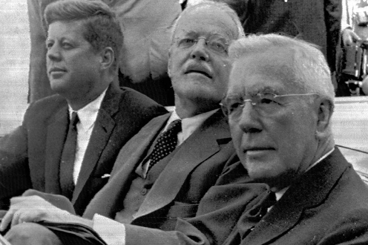 Aber nicht nur Mafia und Exil-Kubaner hatten ein Interesse an Kennedys Tod. Sein Ansehen innerhalb des Geheimdiensts CIA war nicht hoch. Nach dem Debakel in der Schweinebucht (US-unterstützte Invasion Kubas durch Exil-Kubaner) 1961 drohte Kennedy damit, die CIA "in tausend Stücke zu zersplittern und in alle Winde zu zerstreuen".Im Bild: Kennedy mit Allen Dulles (Mitte), den er nach dem Schweinebucht-Fiasko als CIA-Chef entließ und dessen Nachfolger John McCone (rechts).