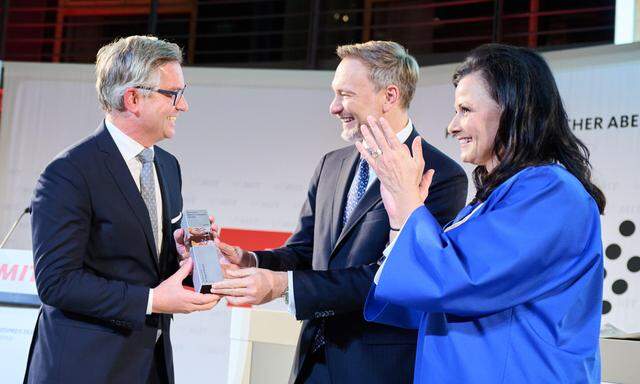 Finanzminister Magnus Brunner erhielt von seinem deutschen Amtskollegen, Christian Lindner, den deutschen Mittelstandspreis überreicht. MIT-Bundesvorsitzende Gitta Connemann gratulierte.