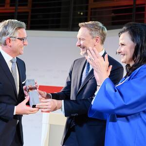 Finanzminister Magnus Brunner erhielt von seinem deutschen Amtskollegen, Christian Lindner, den deutschen Mittelstandspreis überreicht. MIT-Bundesvorsitzende Gitta Connemann gratulierte.