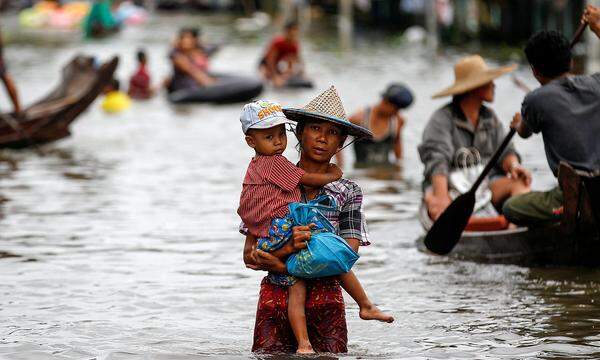 Neun der zehn Klimaverlierer in den vergangenen zwei Jahrzehnten seien Entwicklungsländer mit niedrigem Pro-Kopf-Einkommen, die meist am wenigsten verantwortlich für den Klimawandel seien. Der jährliche Bericht stützt sich auf Daten des Rückversicherers Munich Re sowie Informationen des Internationalen Währungsfonds (IWF) zu Wirtschaft und Bevölkerungszahlen. (Im Bild: Überschwemmungen in Myanmar)