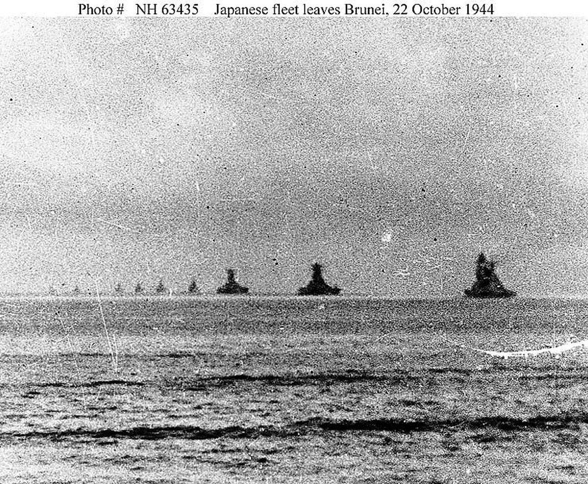 Die Schlacht um Leyte markiert aber auch das Ende der Flotte des japanischen Imperiums. Die Oberste Kriegsleitung in Tokio beschloss nämlich wegen der Wichtigkeit der Philippinen, praktisch die gesamte noch vorhandene Kriegsflotte in Marsch zu setzen, um die Landungsköpfe der Amerikaner zu vernichten. Dazu wurden vier Kampfgruppen gebildet, die zum Golf von Leyte fahren sollten. Drei der Kampfgruppen kamen von Westen: Sie umfassten fast alles, was die Japaner noch an schweren Einheiten, also Schlachtschiffen und Kreuzern, hatten, dazu viele Zerstörer. Die Masse dieser "Schlachtgruppen" kam von ihren Positionen in Singapur und Indonesien heran, sammelte sich in Brunei und legte dort am 22. Oktober ab. Die vorderen drei Schiffe auf dem Foto sind (von re.) das Schlachtschiff "Nagato", die "Super-Schlachtschiffe" "Musashi" und "Yamato", dahinter sind schwere Kreuzer.