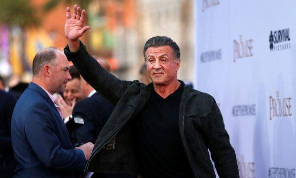 Sylvester Stallone wurde bereits zweimal für tot erklärt (2014 und 2016) - und jetzt ist die alte Ente wieder aufgetaucht. Auf Facebook kam ein alter Beitrag wieder in manche Timelines, in dem Fotos von einem sehr maroden Stallone zu sehen sind. Der Kommentar dazu: "Leb wohl, Champion! Sylvester Gardenzio Stallone starb heute morgen an den Folgen des Prostatakrebs, an dem er litt." Die Rückkehr der Falschmeldung sei unter anderem dadurch ausgelöst worden, dass Stallone ein von einem Fan gestaltetes Poster für den Film "Creed 2" geteilt habe. 