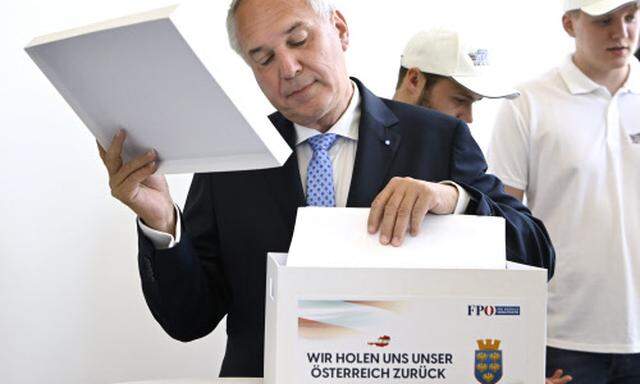 2016 kämpfte die FPÖ auch vor Gericht für Norbert Hofer und erreichte so eine Wiederholung der Stichwahl. Diesmal setzt die Partei auf Walter Rosenkranz, der seine Unterstützungserklärungen am Dienstag bei der Wahlbehörde einreichte.