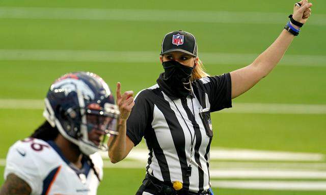 Sarah Thomas, 47, ist seit 2015 in der NFL aktiv. Ihretwegen wurde „Head Linesman“ zu „Down Judge“ umbenannt.