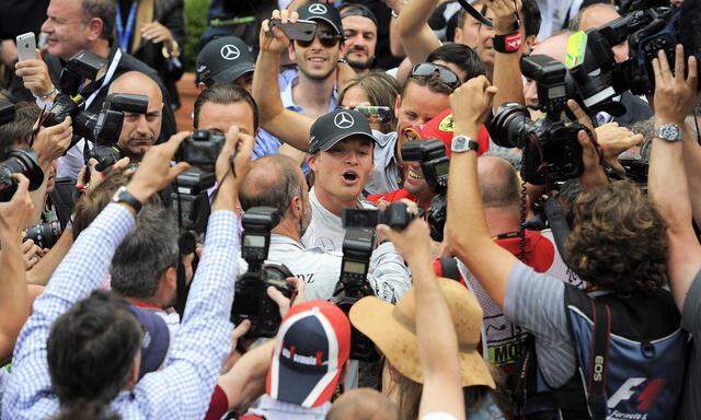 Rosberg umzingelt von Fans