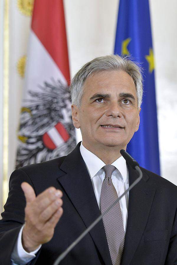 Bundeskanzler Werner Faymann (SPÖ) ist über den rot-blauen Regierungspakt im Burgenland nicht sonderlich erfreut. Er betont: "Jeder hat seine Vorgangsweise dort zu verantworten, wo er von seinen Wählerinnen und Wählern, sowie seiner Partei gewählt wurde." Für sich selbst hielt Faymann fest: "Diese Konstellation kommt für die Bundespartei nicht in Frage. Meine Haltung dazu ist klar: Mit mir nicht."