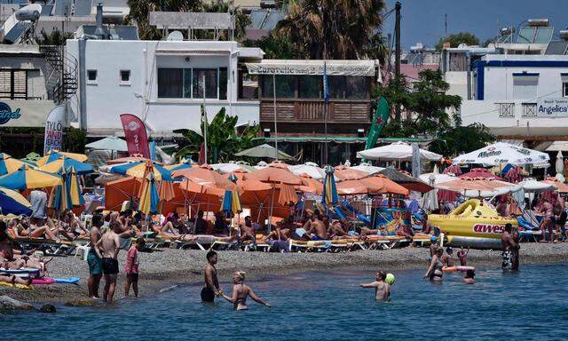 Die Urlauber in Kos kehren einen Tag nach dem Beben an die Strände zurück.