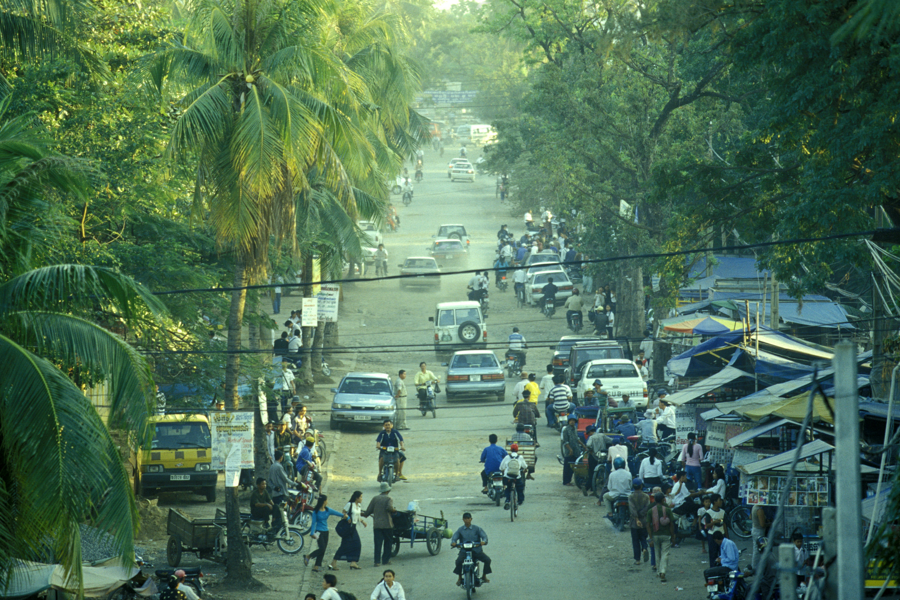 Möbel zum Lesen, alpines Schreiben und eine Verfolgungsjagd aus Phnom Penh