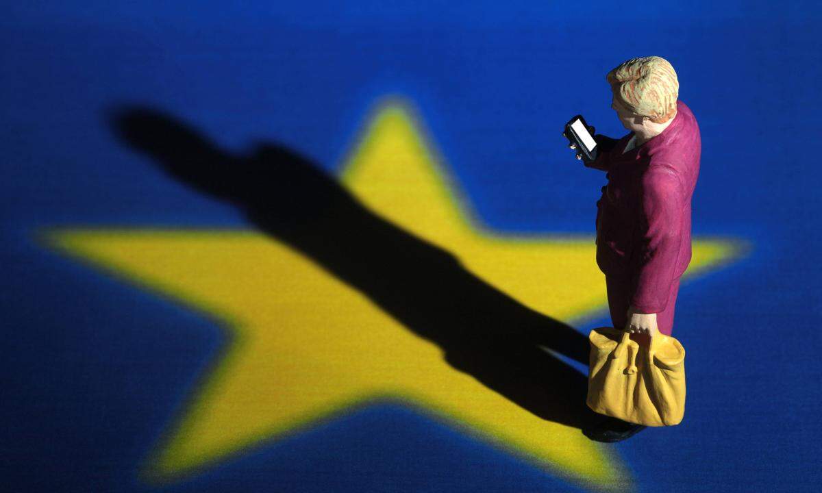 Symbolbild Bundeskanzlerin Dr Angela Merkel und EU Europ�ische Union Miniatur Figur der Kanzlerin s