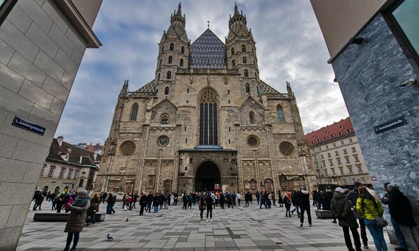 Der Stephandsom in Wien gehört den Sicherheitsbehörden zufolge zu den besonders gefährdeten Anschlagszielen und wird verstärkt bewacht.