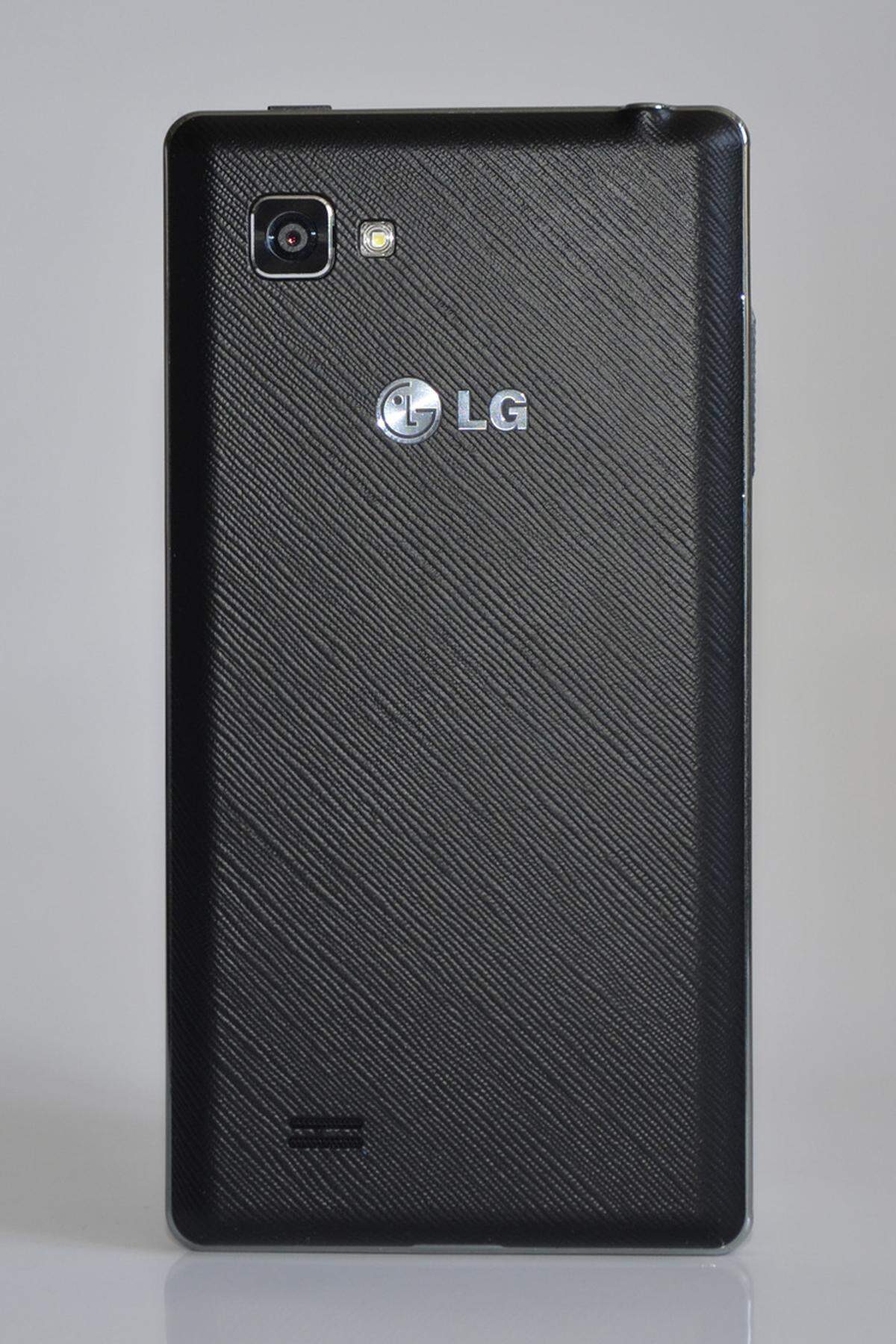 LG setzt bei seinem neuen Smartphone-Flaggschiff Optimus 4X HD auf eine schwarze Plastikabdeckung mit Struktur.> Zum vollständigen Testbericht