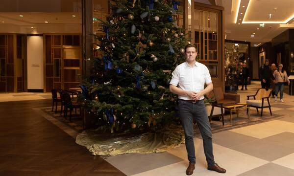 Kaineder, unter dem Baum einer Wiener Hotellobby. Am 24. ist er zu Hause in Oberösterreich.