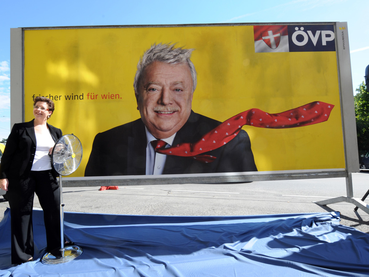 ...die VP aber mit ihren "Frischer Wind für Wien"-Plakaten ab, von denen ein aufgepeppelter SP-Bürgermeister strahlt. Häupl sehe darauf "bis zur Unkenntlichkeit schön" aus, ätzte das BZÖ über den schwarzen Bärendienst für den roten Stadtchef.
