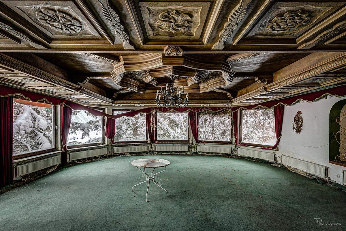 Thomas Windisch "Scrimshaw": Diese "grenzgeniale Deckenschnitzerei", wie der Fotograf findet, gehört zu einem ehemaligen Hotel in Österreich, das inzwischen total verfallen ist.