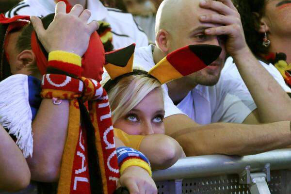 Die deutschen Fans können ihr Unglück kaum fassen.
