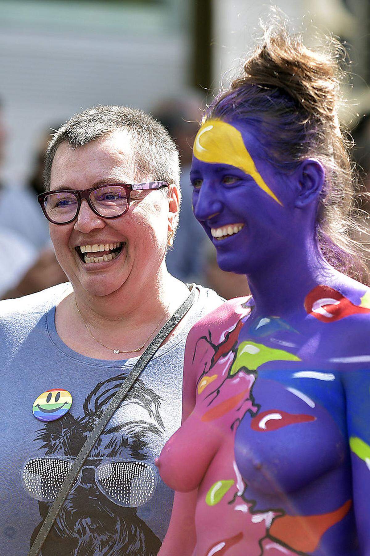 Und auch Gesundheitsministerin Sabine Oberhauser von der SPÖ (l.) schaute bei der Regenbogenparade vorbei.