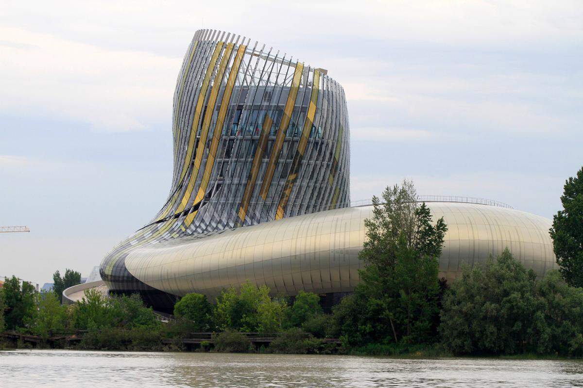 Das Museum Cité du Vin gilt als "Guggenheim des Weins" und ist nicht nur ein architektonisches Ausrufezeichen, sondern ein Tummelplatz für Weinjünger. Ein weiterer Bonus: Die Reisezeit von Paris aus wird nur noch zwei Stunden betragen, da die LGV-Verbindung Sud-Ouest Mitte 2017 fertiggestellt wird.