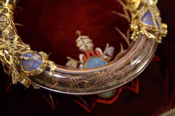 König Ludwig IX. von Frankreich hatte die berühmte Reliquie im Jahr 1237 in Konstantinopel erworben. Sie gilt als eine der wertvollsten, die in der Kathedrale aufbewahrt wurden, wie es auf der Webseite von Notre-Dame heißt.