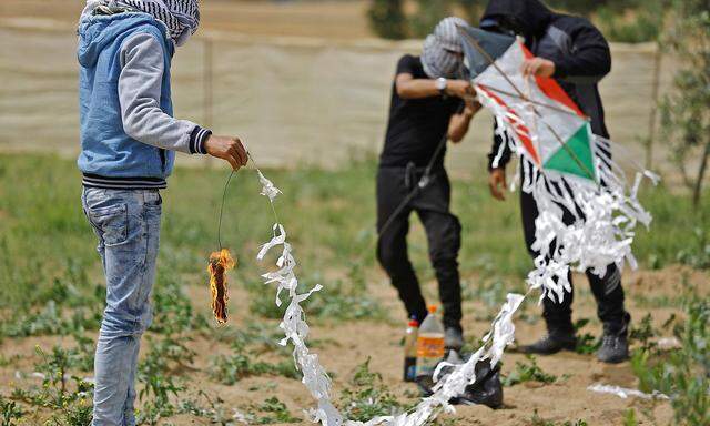 Mit Lenkdrachen griffen protestierende Palästinenser Israels Sicherheitskräfte an.