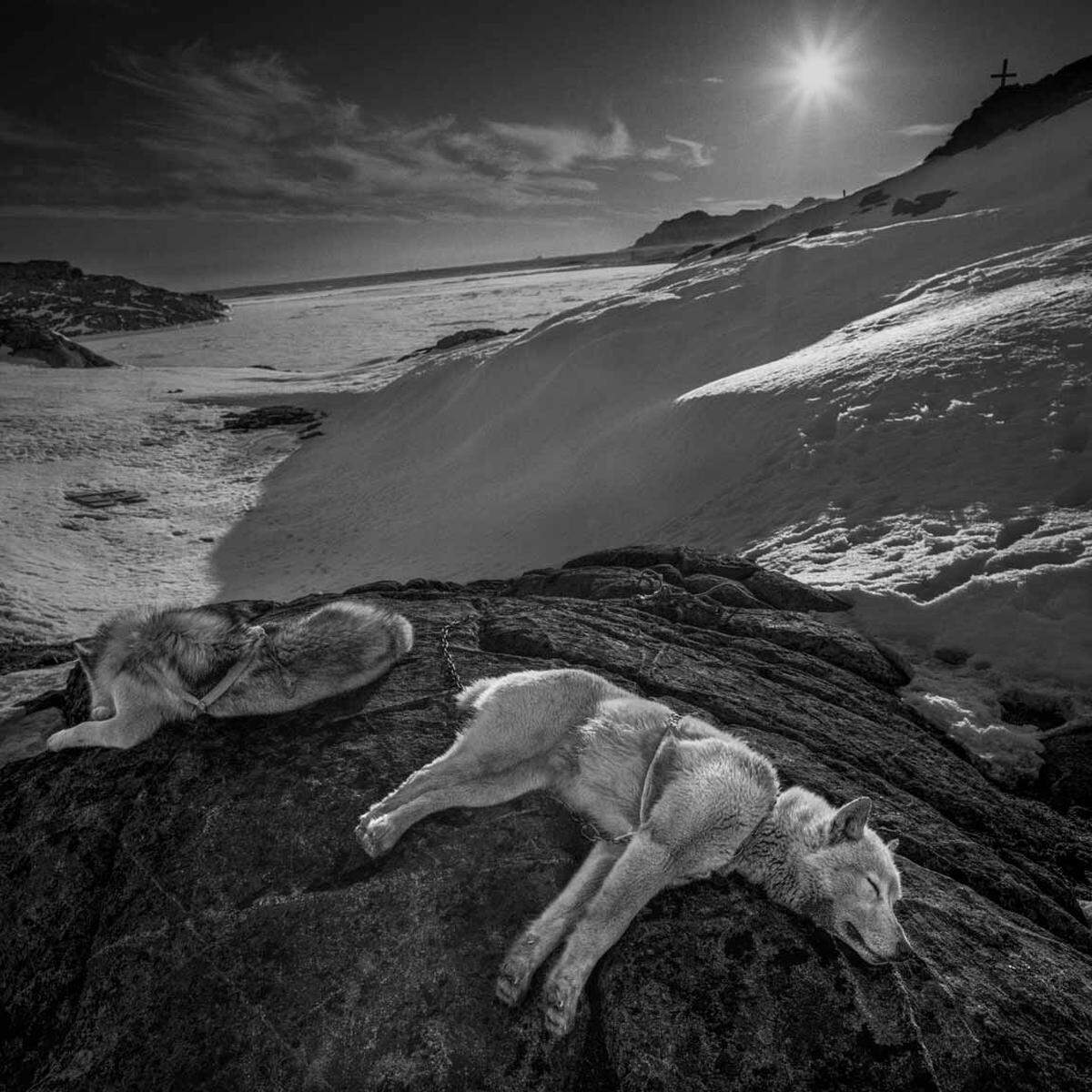Vielerorts auf Grönland ist die Erdschicht so dünn, dassdie Verstorbenen zur letzten Ruhe auf flache Felsengebettet und Steine über sie geschichtet werden. Kulusuk, Grönland.