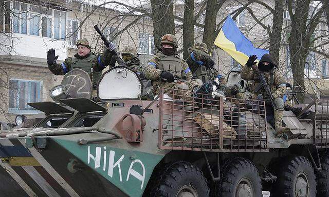 Eine ukrainische Patrouille in Volnovakha in der Region Donezk.
