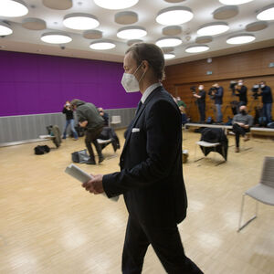 Im Fokus medialer Aufmerksamkeit: Finanzminister Gernot Blümel (ÖVP) gibt ein Statement zur Hausdurchsuchung durch die WKStA ab.