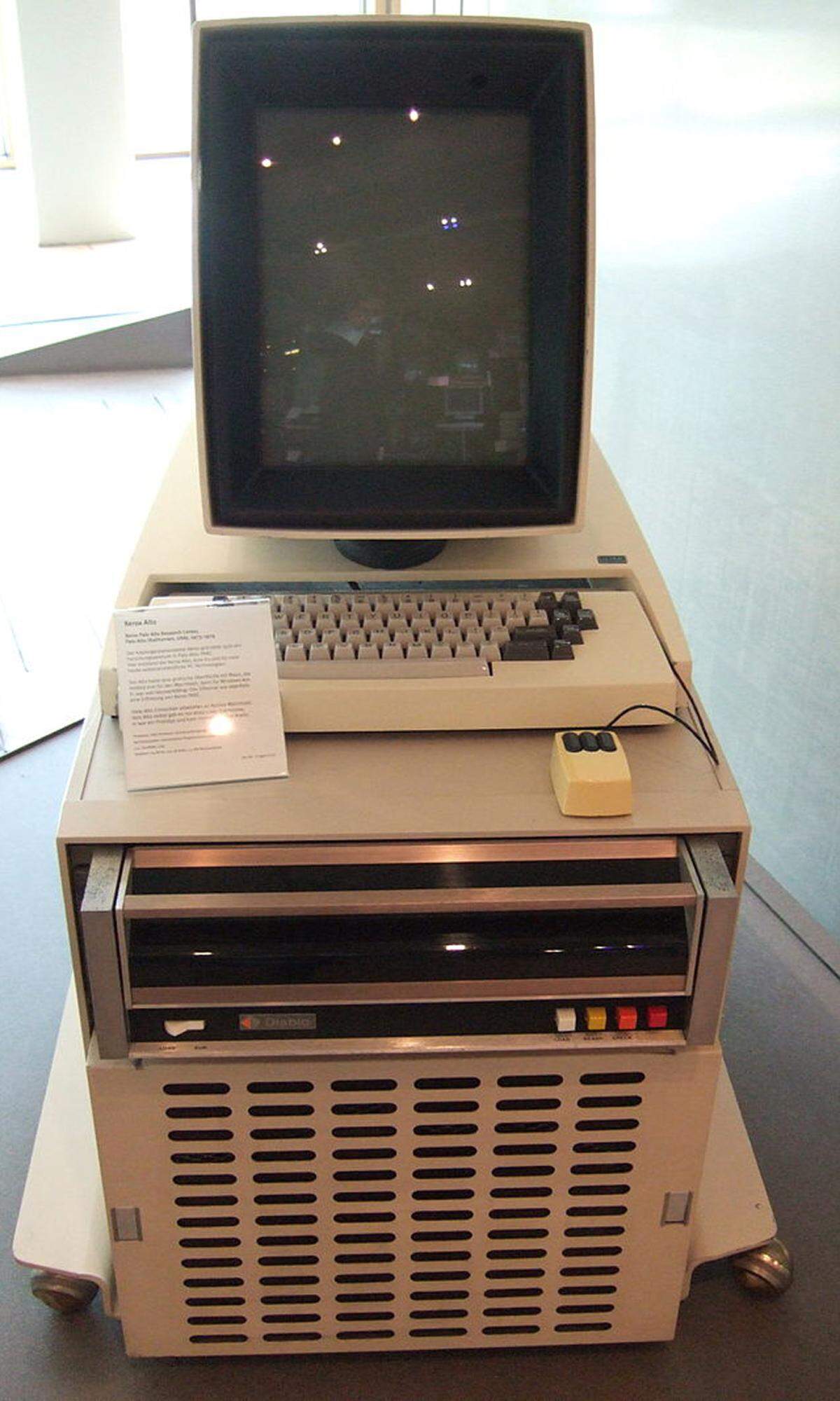 Der Xerox Alto war der erste PC mit einer grafischen Oberfläche und eines jener Geräte, die auch in einem Haushalt Platz finden konnte. Nur leisten musste man sich das Gerät auch können. Knapp 40.000 Dollar kostete der Xerox Alto, von dem 2000 Stück produziert wurden. Nach heutiger Kaufkraft läge der Preis bei 120.000 Euro. Viele der Entwicklungen, die im Alto steckten, hat auch Steve Jobs später für den Macintosh übernommen.