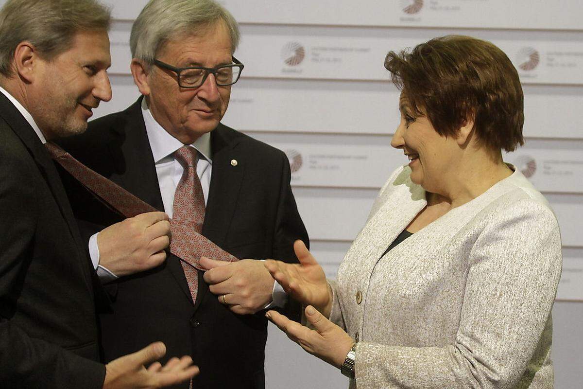 Krawatten-Zwilling Johannes Hahn hat es Kommissionspräsident Jean-Claude Juncker beim EU-Gipfel in Riga besonders angetan. Juncker freute sich offenbar so sehr darüber, dass auch Kommissar Hahn die Krawatte umgebunden hat, die die lettische Regierung den männlichen Gipfelteilnehmern schenkte, dass er gleich daran ziehen musste.
