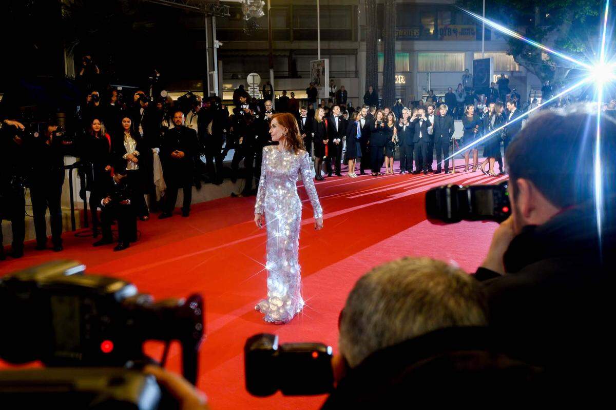 Mit ihren 66 Jahren überstrahlte Isabelle Huppert in Armani Prive die Promenade de la Croisette. 