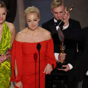 Julia Nawalny, Ehefrau des inhaftierten Dissidenten Alexej Nawalny, spricht neben ihrer Tochter Daria und Regisseur Daniel Roher, nachdem "Navalny" bei der Oscar-Verleihung für den besten Dokumentarfilm ausgezeichnet wurde.