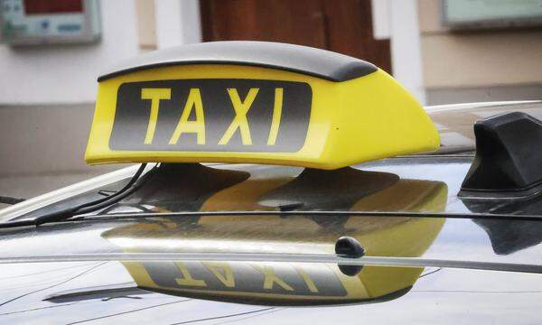 Das Angebot des Anrufsammeltaxis „GUSTmobil“ habe den Betrieb „mit sofortiger Wirkung“ eingestellt und werde vorübergehend durch ein Taxiunternehmen ersetzt.