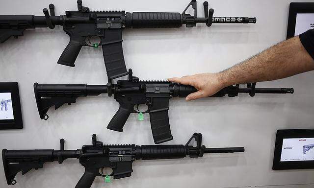 AR-15-Sturmgewehre bei einer Versammlung der National Rifle Association (NRA) in den USA.
