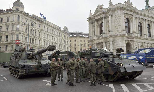 KETTENFAHRZEUGE ANL. DER LEISTUNGSSCHAU DES BUNDESHEERES ZUM NATIONALFEIERTAG