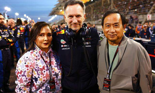 Traute Einigkeit zumindest mit dem thailändischen Red-Bull-Flügel: Teamchef Christian Horner umringt von Daranee und Chalerm Yoovidhya in Bahrain. 